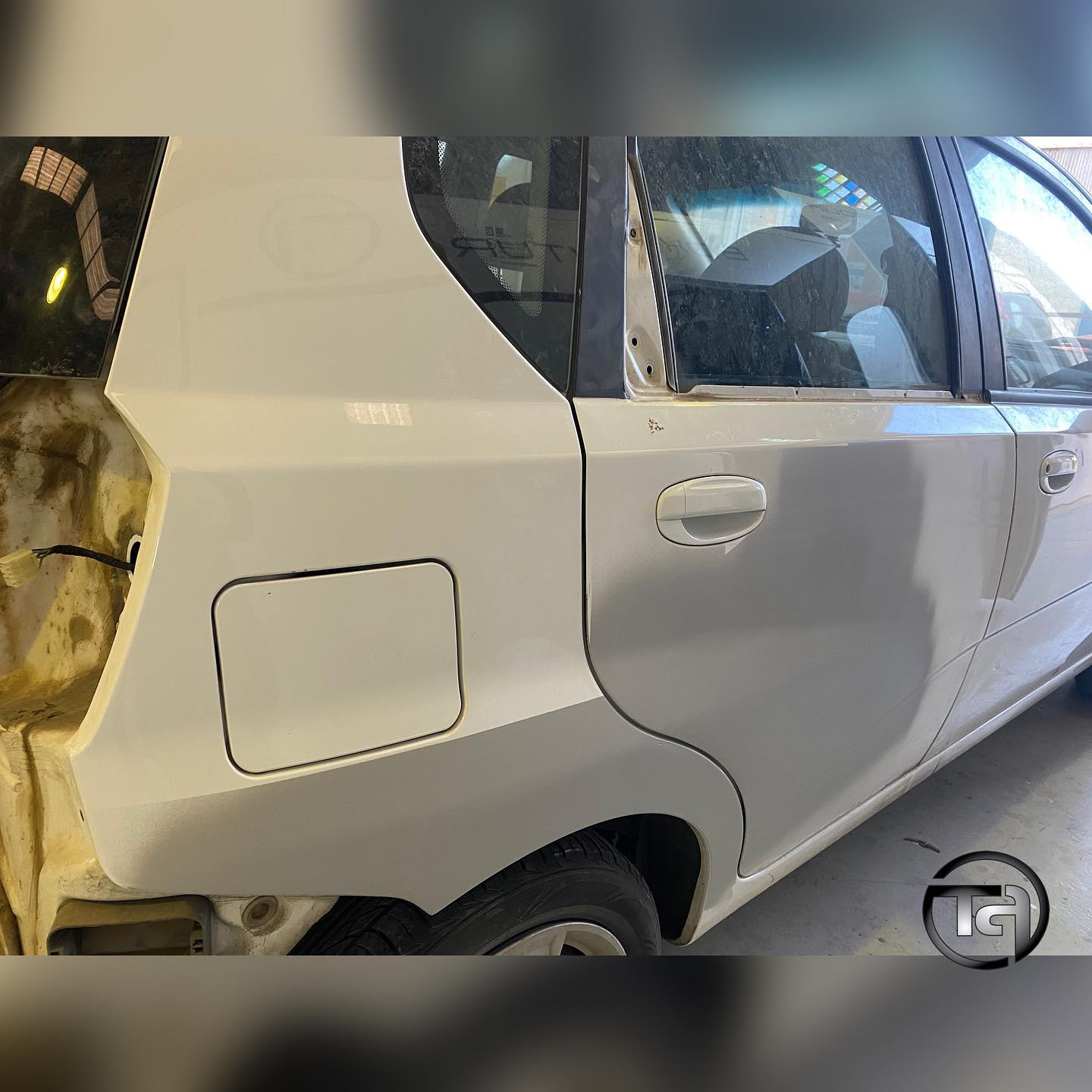 Reparación y pintura Chevrolet Aveo blanco bicapa