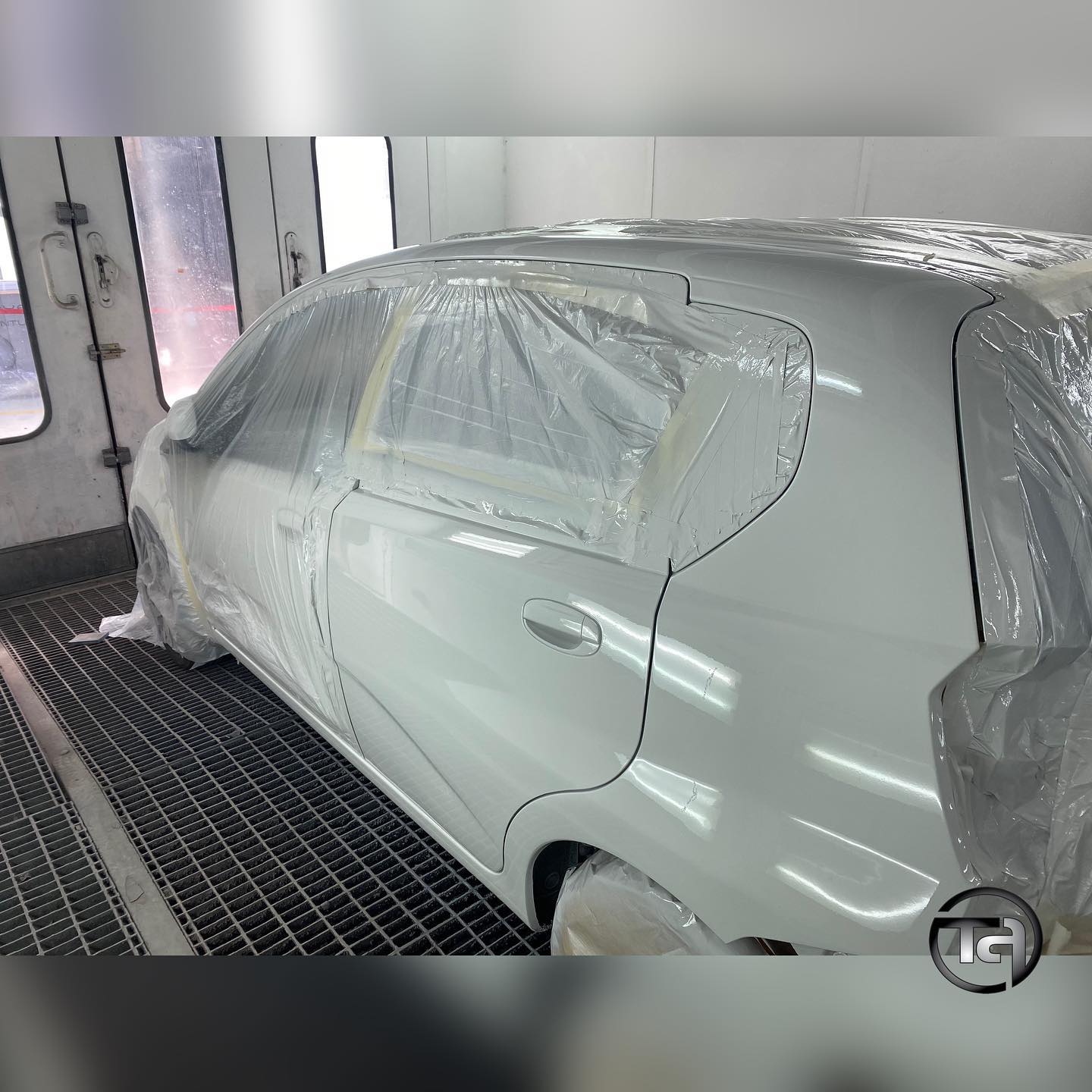 Reparaciób y pintura Chevrolet Aveo blanco bicapa talleres axarquia, chapa y pintura, mecanica, taller concertado, compañias de seguros, coches de sustitución, mecanica, reparación del automovil, taller en velez malaga, malaga, axarquia, trabajos en bancada, reparacion, llantas, pintado de llantas, maquina de ozono, Pintura Completa,