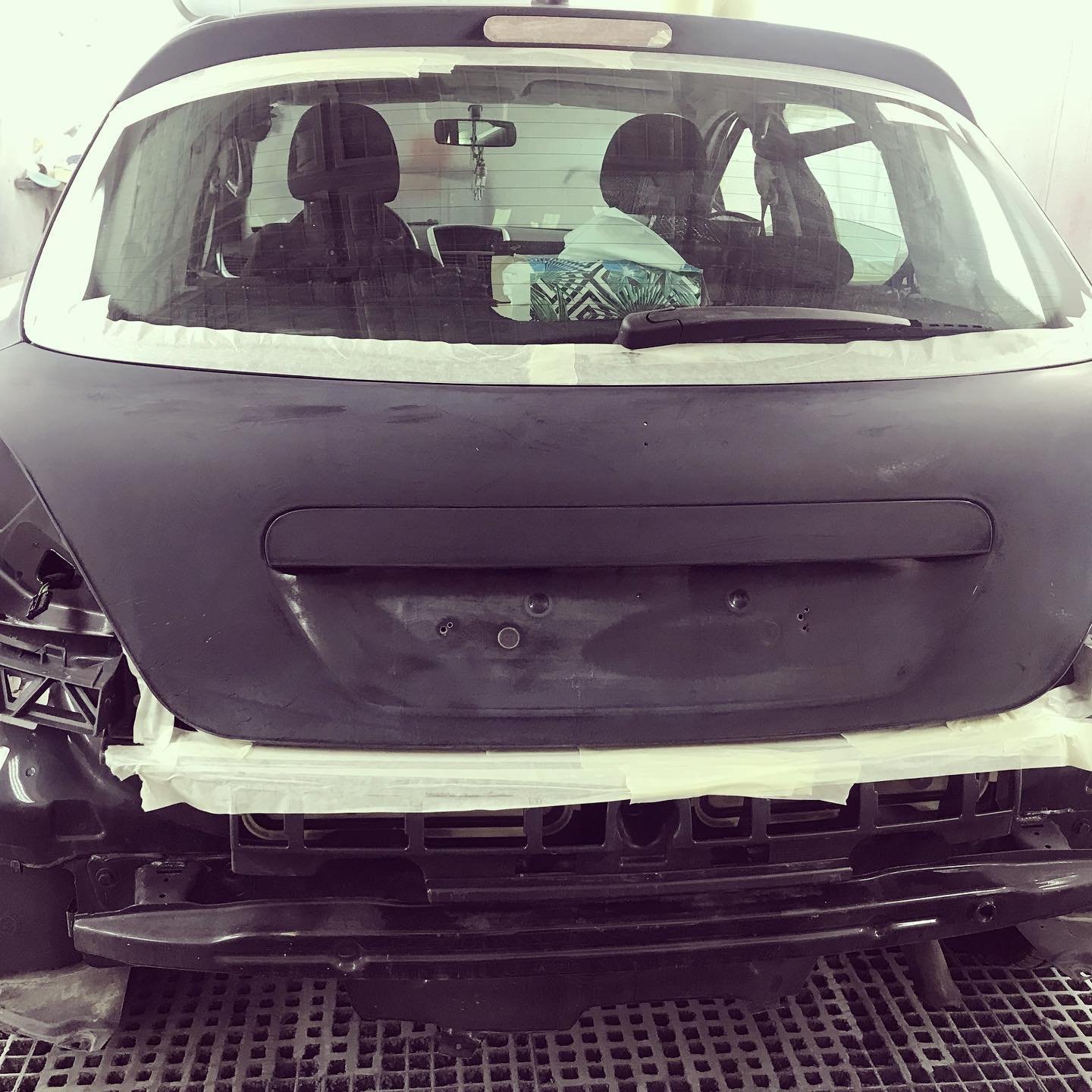 Preparación completa Peugeot 207 negro talleresaxarquia, chapa y pintura, mecanica, velez malaga, compañias de seguros, siniestros, pintado de coches, reparacion de plasticos, taller, taller concertado, reparacion de vehiculos,
